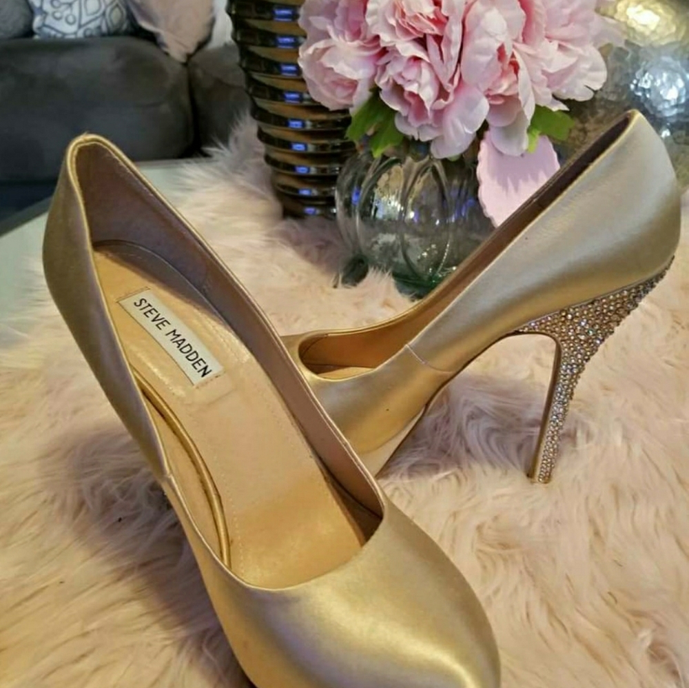 Steve Madden Playying Champagne Satin Pumps
